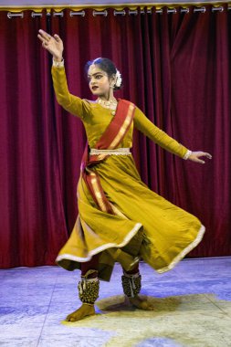 Nazikçe hazırlanmış Kathak dansçısı, etkileyici hareketleriyle sahnede performans sergiliyor.