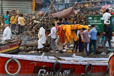 Varanasi, Hindistan 'daki çetelerin bankalarında geleneksel bir cenaze törenine katılan insanlar.