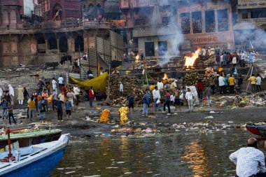 Resim, Varanasi, Hindistan 'daki Ganj Nehri' nin kıyısında geleneksel yakma törenlerini yakıyor.