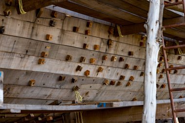 İnşaat alanındaki ahşap iskelet ve iskelet yapı desteğinin ayrıntılı detaylarını gösteriyor.