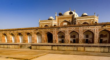 Humayunların mezarı, Yeni Delhi, Hindistan 'da açık mavi gökyüzünün altındaki Babür mimarisinin bir başyapıtı.