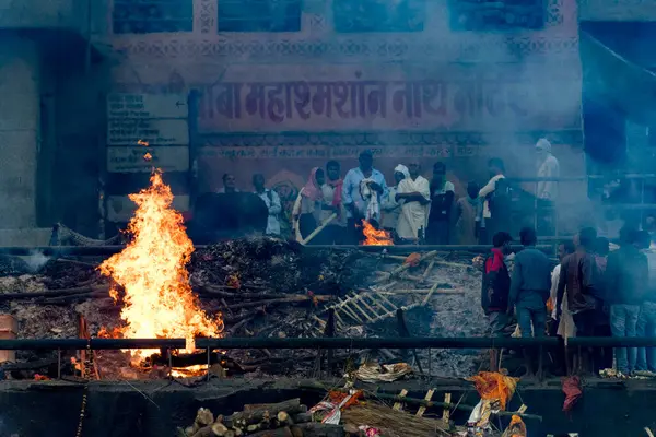 stock image People gather at a ceremonial pyre during a traditional cremation ritual