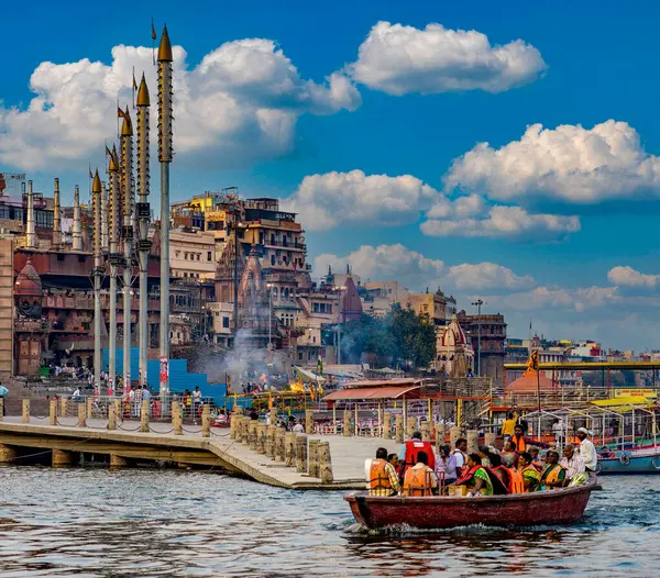 Varanasi ghatlarını ve hacıları Hindistan 'daki kutsal Ganj nehri boyunca tekne gezintisinde keşfediyorum. Ruhaniliği tecrübe etmek. Kültür. Ve hinduizm geleneği. Ve şehir manzarasını ele alalım.