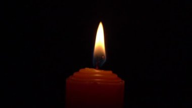 Mum ışığı yanıp sönüyor ve karanlık bir ortamda üç denemeden sonra sönüyor.