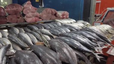 Tütsü dumanı pazarda sergilenen taze balıkların üzerinde yükselir ve canlı bir piyasa ortamında eşsiz bir atmosfer yaratır.