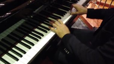 Bir konser sırasında ustalıkla piyano tuşlarını çalan ellere yakından bakın, müzisyenlerin sanatsal ve tutkusunu sergileyin.