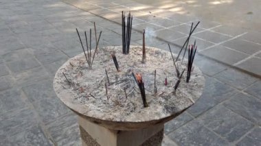 Duman, dingin bir Budist tapınağında tütsü yakarak yükselir ve maneviyat ve huzur ortamı yaratır.