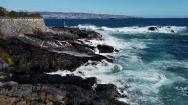 Okyanus dalgaları Villa del mar, Şili 'nin kayalık sahillerini vuruyor.