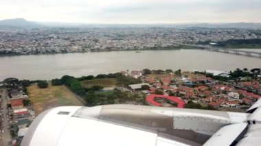 Jose Joaquin de Olmedo Uluslararası Havaalanı 'na inmek üzere Guayas Nehri üzerinden uçak yaklaşıyor.