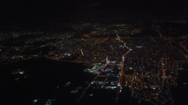 Atinalılara gece yaklaşan uçak, canlı, aydınlık şehir manzarasını ve çarpıcı kentsel manzarasını gözler önüne seriyor.
