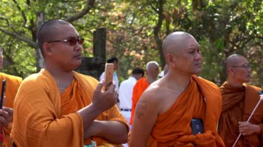 Polonnaruwa, Sri Lanka 'daki bir konferans sırasında Budist keşişler görüntüleri yakalıyor ve sesleri kaydediyorlar.