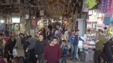 Tahran, İran 'daki hareketli bir pazarda gezen turistler ve yerliler, hareketli tezgahlar ve çeşitli mallarla dolu.