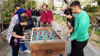 Aile üyeleri Tahran, İran 'da bir sokak fuarında langırt oynamayı, kahkahaları paylaşmayı ve anıları canlandırmayı seviyor.