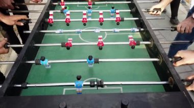 Arkadaşlar açık havada kahkaha ve dostça bir rekabetle dolu eğlenceli bir langırt oyununun keyfini çıkarıyorlar.