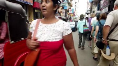 Colombo, Sri Lanka 'nın hareketli sokaklarında gezen turistler ve yerliler, canlı şehir hayatı ve kültürünü sergilediler.