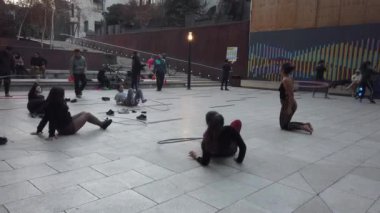 Gençler güneşli bir günde Valparaiso, Şili 'de bir avluda hula hop ve hokkabazlık yapıyorlar.