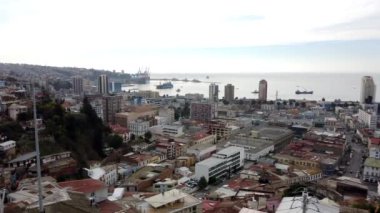 Valparaiso şehrinde kameralar, renkli binaları ve limanı gösteren şili görüntüsü