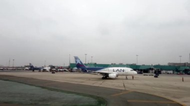 Havaalanı çalışanları Guayaquil, Ekvador 'da kalkış için bir uçak hazırlıyorlar.