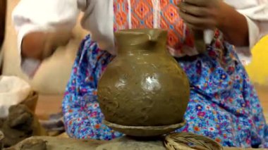 Potter denen kadın, San Bartolo Coyotepec, Oaxaca, Meksika 'da elle geleneksel kil sürahisi yapıyor.