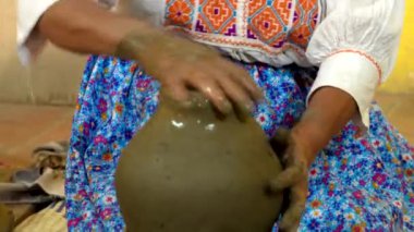 Geleneksel bir Oaxaca atölyesinde el yapımı kil sürahisine en iyi jöleyi uygulayan zanaatkar.