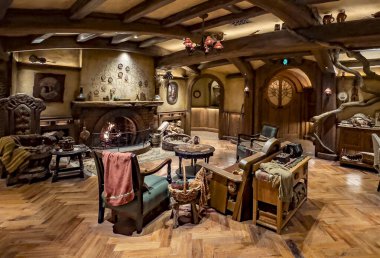 Sıcak ve cezbedici iç tasarım, kırsal ve fantezi öğeleri olan bir hobbit evini anımsatıyor.