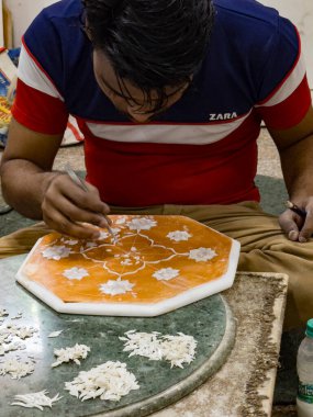 Yetenekli bir sanatçı, ahşap bir yüzey üzerinde güzel kabartma kalıpları yaratıyor.