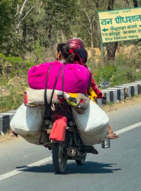 Bir kadın ve bir çocuk arkasında 