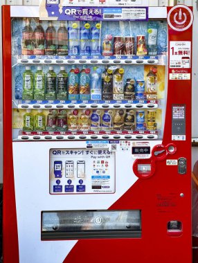 Japonya 'daki renkli otomat çeşitli içecekler ve qr kod mobil ödeme teknolojisi sunuyor