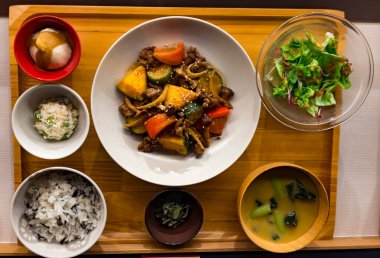 Japon yemekleri ve çeşitli yemeklerinin genel görünümü.