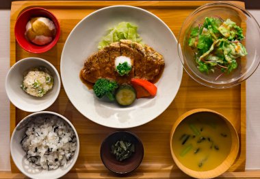 Japon yemeğinin üst görüntüsü miso çorbası, pirinç ve meze ile birlikte.