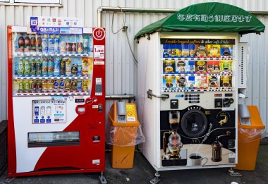 Japonya 'da renkli otomatlar içecek ve taze demlenmiş kahve sunuyor.