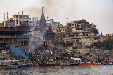 Kutsal manikarnika ghat, varanasi 'de geleneksel Hindu yakma töreninin dumanı yükselirken görüntüsü