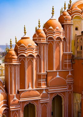 Jaipur ikonik hawa mahal 'in karmaşık mimarisine canlı renklerle yakından bak