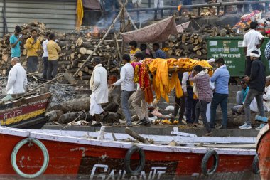 Varanasi, Hindistan 'daki çetelerin bankalarında geleneksel bir cenaze törenine katılan insanlar.