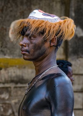 Hindistan 'ın Tamil Nadu şehrindeki bir gösteride geleneksel kostüm ve koyu makyaj yapan Hintli sokak sanatçısı.