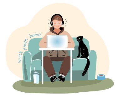 Bir adam dizüstü bilgisayarla çalışıyor. Evden çalış.