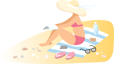 Kadın kumsalda güneşleniyor.