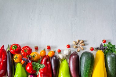 Beyaz ahşap arka planda taze olgun organik sebzeler. Kopya alanı ile konsepti hasat et