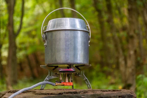 Matlagning Bärbar Gasbrännare Skogen Campingförhållanden Stockfoto