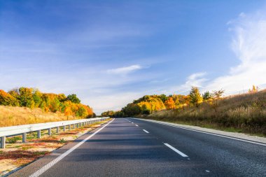 Sonbahar ormanının ortasındaki otoyol. Güzel sonbahar manzarası