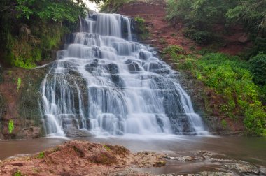 Dağ nehrinde resim gibi bir şelale. Ternopil bölgesindeki Curyn nehrinde Chervonogorod şelalesi, Ukrayna