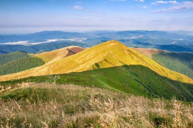Güzel yaz dağ manzarası. Güneşin aydınlattığı dağların tepesinden bak. Karpatlar, Ukrayna, Borzhava Sırtı