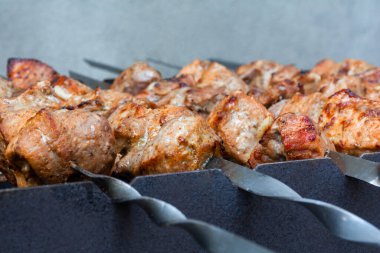 Taze iştah açıcı kebap parçaları kızartılır.