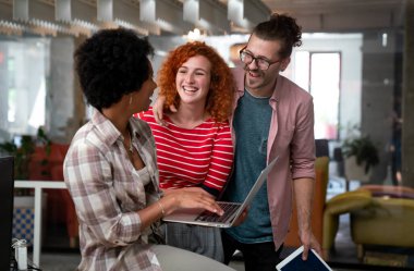 Ofiste çalışan iş adamlarının işbirliği ve analizi iş teknolojisi insanları kavramı.