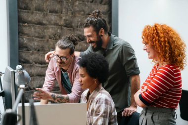 IT şirketinde işbirliği yapan programcılar uygulama geliştiriyor. Halkın iş yeri ofis çeşitliliği kavramı