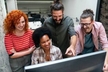 Gülümseyen çeşitli meslektaşlar toplantı odasında toplanmış mali istatistikleri tartışıyorlar. Mutlu çok ırklı iş arkadaşları ofis toplantılarında işbirliği yaparken eğleniyorlar. Takım çalışması konsepti.