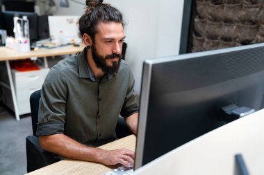 Yorgun adam, ofis çalışanı, yönetici programcı, ofiste çalışan, aşırı çalışan, baş ağrısı çeken, dinlenmesi ve dinlenmesi gereken biri..