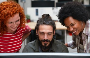 Gülümseyen çeşitli meslektaşlar toplantı odasında toplanmış mali istatistikleri tartışıyorlar. Mutlu çok ırklı iş arkadaşları ofis toplantılarında işbirliği yaparken eğleniyorlar. Takım çalışması konsepti.