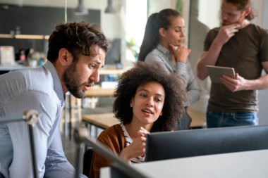 IT şirketinde işbirliği yapan programcılar uygulama geliştiriyor. Halkın iş yeri ofis çeşitliliği kavramı