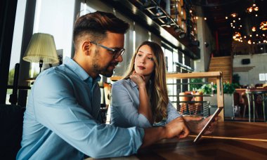 İş adamları teknoloji tabletinde çalışıyorlar genç online şirket takım çalışması konsepti.